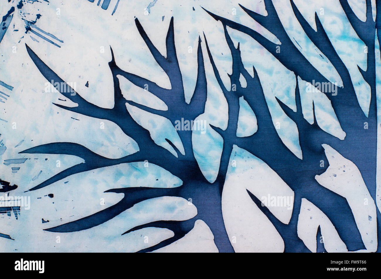 Le corna di cervo, blue tree, turchese, hot batik, texture di sfondo, fatta a mano su seta, astratta e surrealismo arte Foto Stock