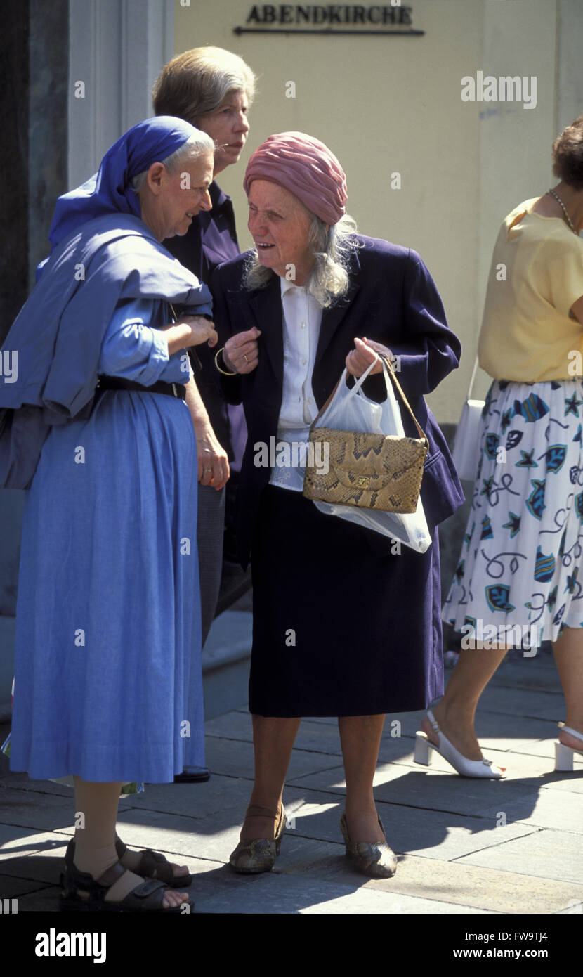 AUT, Austria, Graz, donna avente una conversazione sulla strada Herrengasse. AUT, Oesterreich, Graz, Frauen im Gespraech in der H Foto Stock