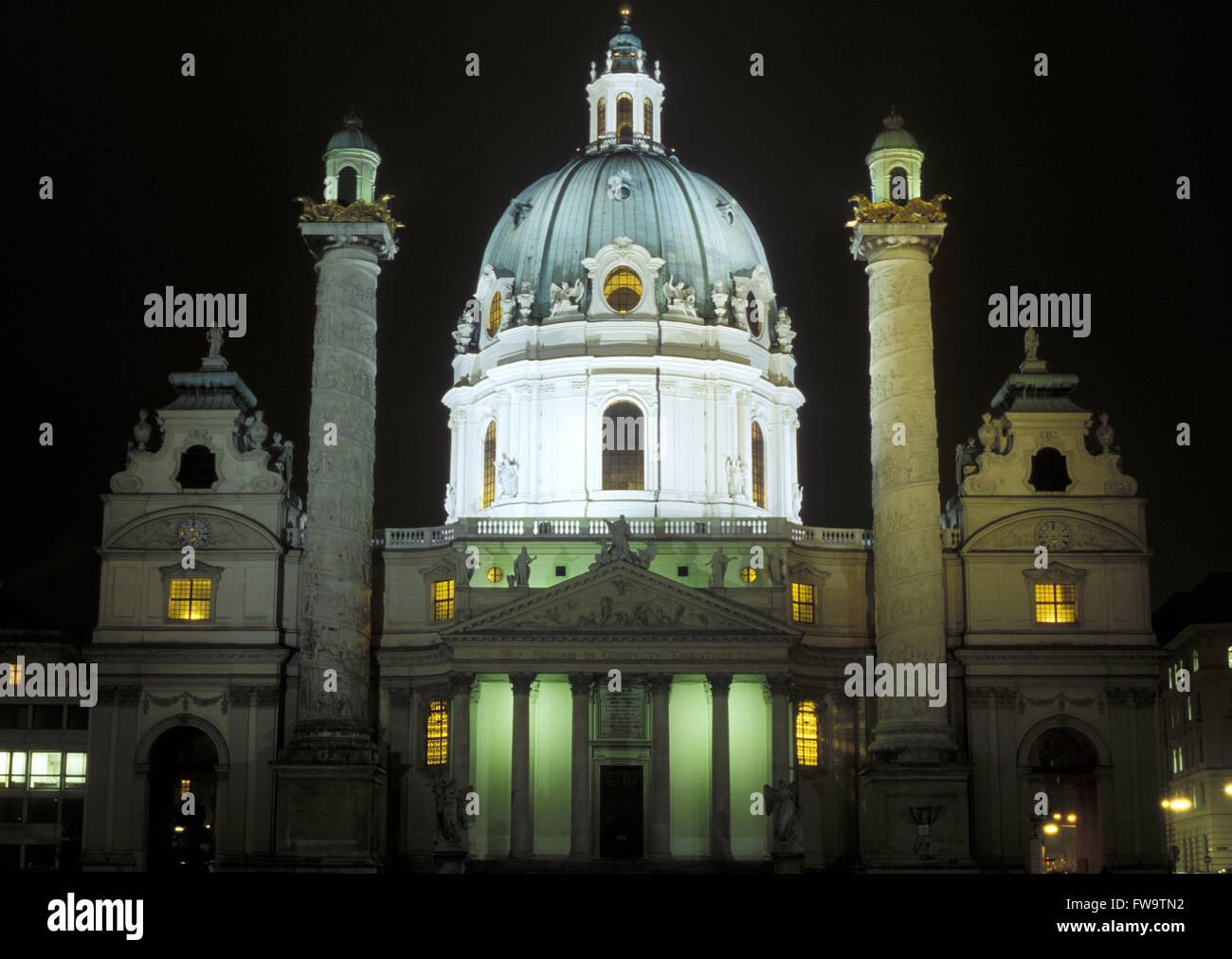 AUT, Austria, Vienna, la chiesa barocca Karlskirche. AUT, Oesterreich, Wien, die barocke Karlskirche. Foto Stock