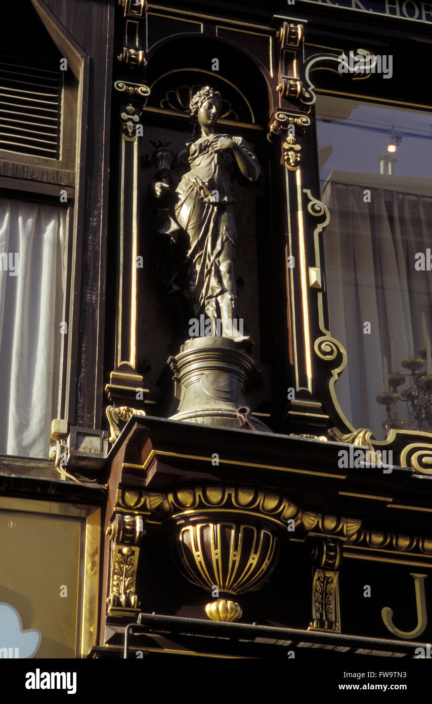 AUT, Austria, Vienna, statua in un negozio a Kaerntner Street. AUT, Oesterreich, Wien, statua un einem Geschaeft in der Kaernt Foto Stock