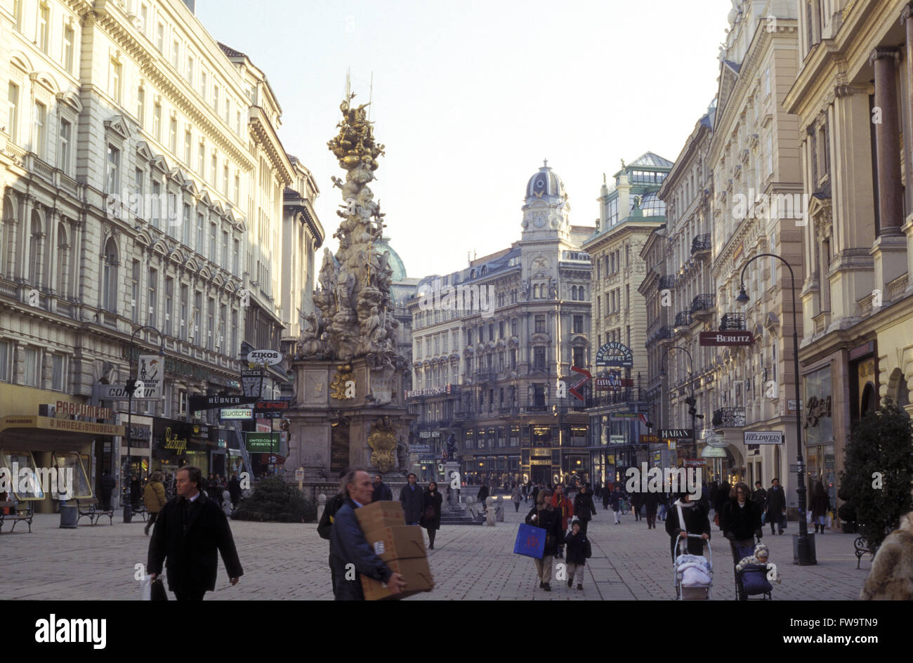 AUT, Austria, Vienna, zona pedonale Graben con il 21m alto barocco Pestsaeule. AUT, Oesterreich, Wien, Einkaufsstrasse Foto Stock