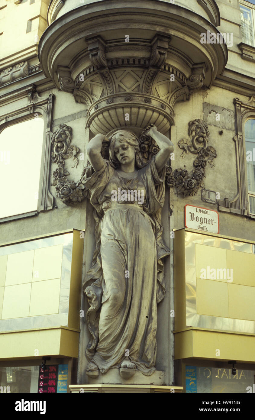 AUT, Austria, Vienna, statua in una casa della Bogner street. AUT, Oesterreich, Wien, statua un einem Haus in der Bognerstrasse Foto Stock