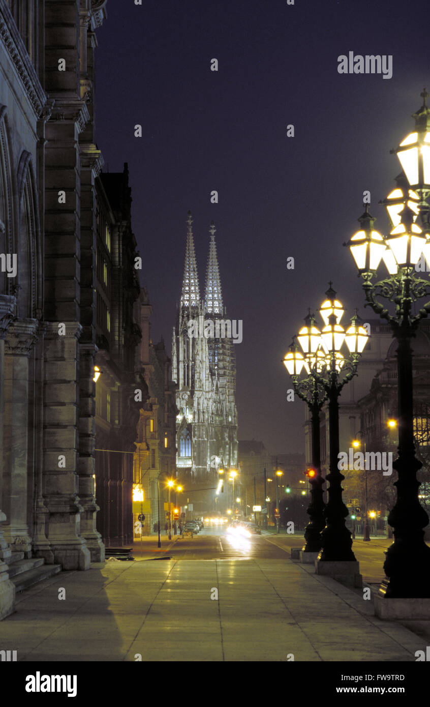 AUT, Austria, Vienna, vista attraverso la Reichsratsstreet alla chiesa Votiv. AUT, Oesterreich, Wien, Blick entlang der Reichsrat Foto Stock