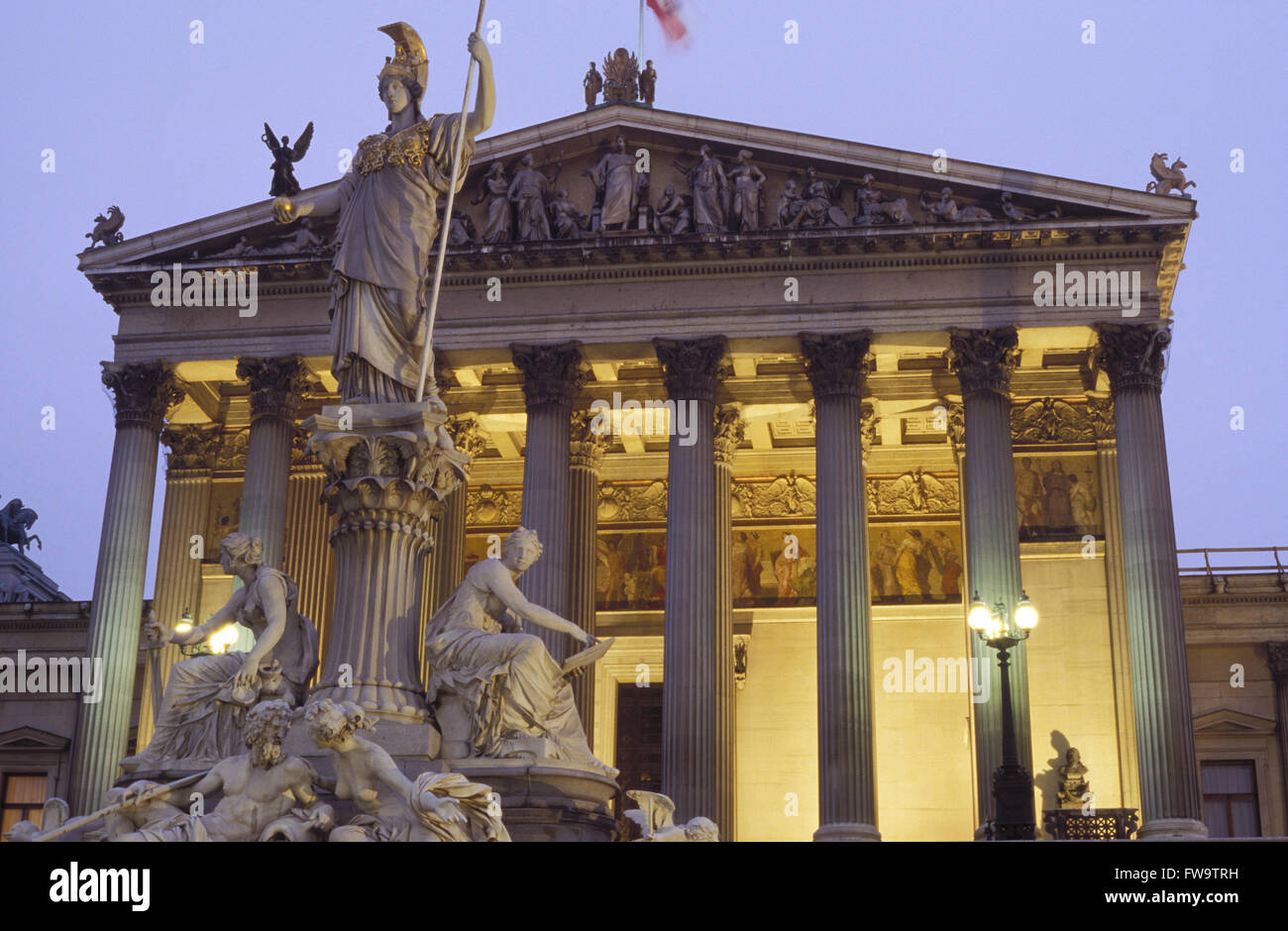 AUT, Austria, Vienna, Athene fontana di fronte al Parlamento. AUT, Oesterreich, Wien, Athene Brunnen vor dem Parlament. Foto Stock