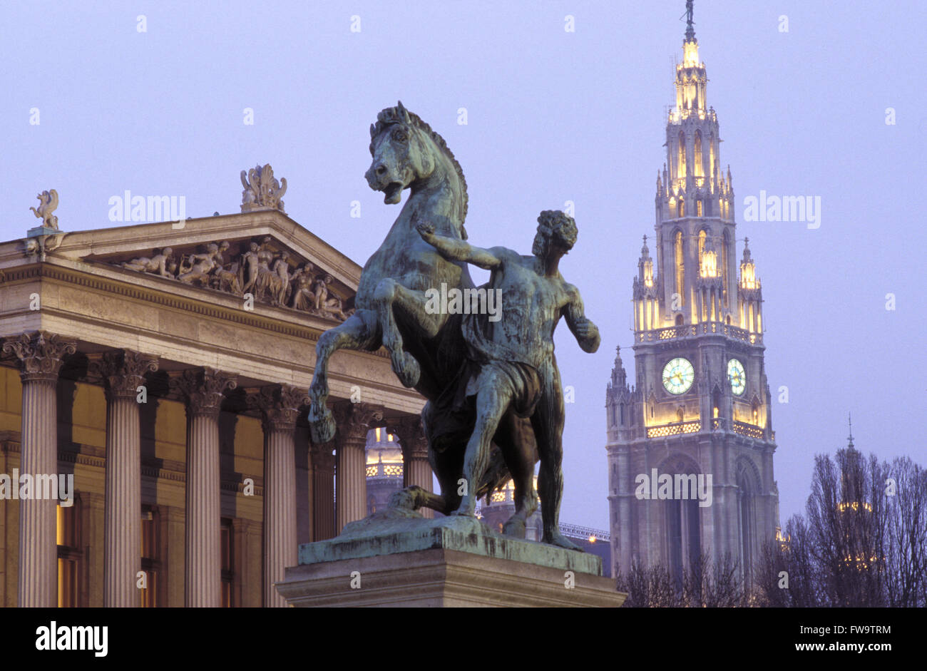 AUT, Austria, Vienna, statua equestre di fronte al Parlamento, campanile del municipio. AUT, Oesterreich, Wien, Reitersta Foto Stock