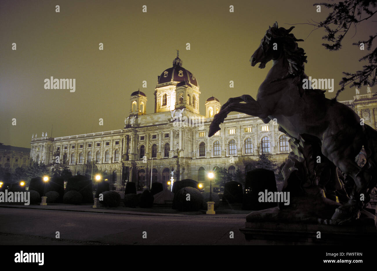 AUT, Austria, Vienna, statua equestre di fronte al Museo Art-History. AUT, Oesterreich, Wien, Pferdeskulptur vor dem Kunsthist Foto Stock