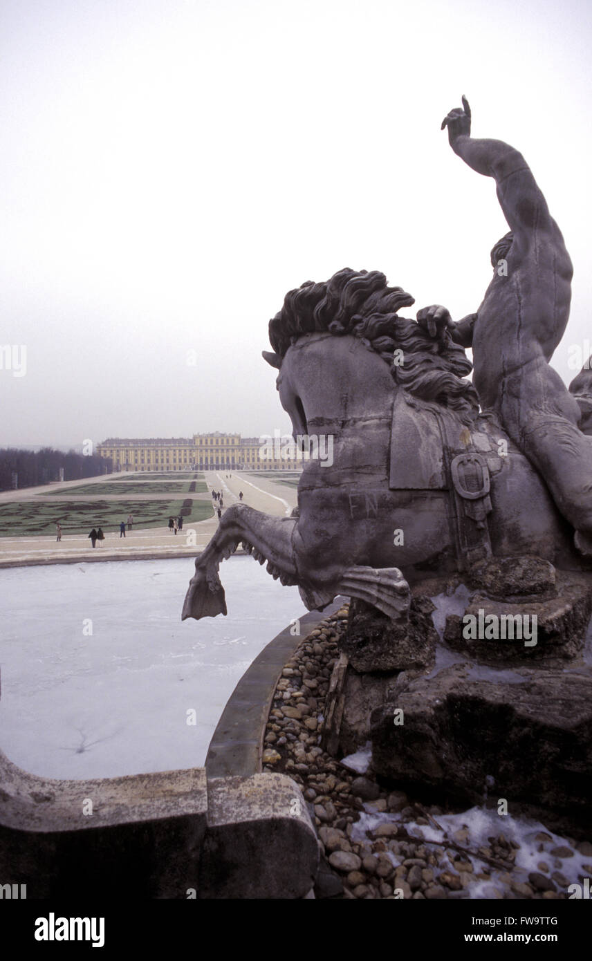 AUT, Austria, Vienna, il Castello di Schoenbrunn, vista dalla fontana di Nettuno. AUT, Oesterreich, Wien, Schloss Schoenbrunn, Blick vo Foto Stock