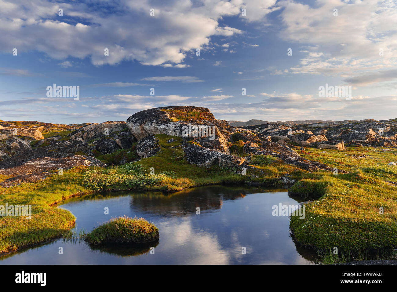 Piccolo lago dietro un cerchio polare illuminata con il nord del sole estivo Foto Stock