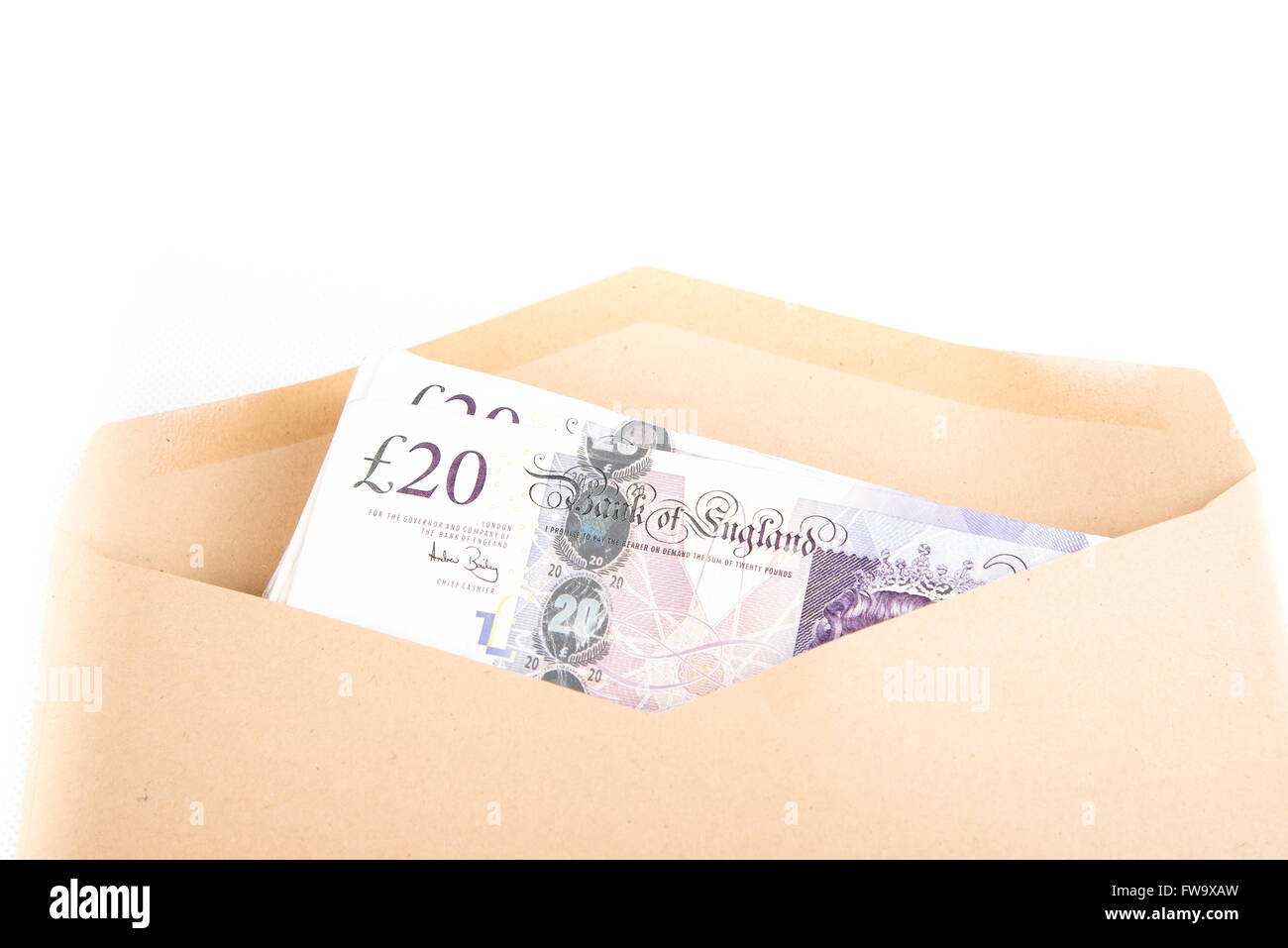 Sterlina inglese di banconote in contanti e denaro sulla isolato sfondo bianco Foto Stock