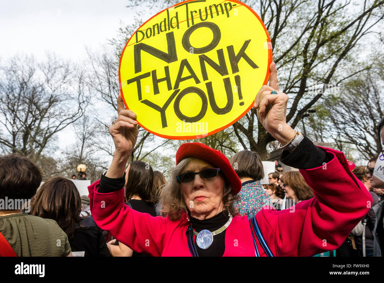 New York, NY - 31 Marzo 2016 - circa 200 Pro Scelta degli avvocati raccolse in Columbus Circle, al di fuori di Trump Hotel and Towers in risposta al candidato presidenziale repubblicano il commento che le donne che vanno "illegale" aborti deve essere punito. ©Stacy Rosenstock Walsh Foto Stock