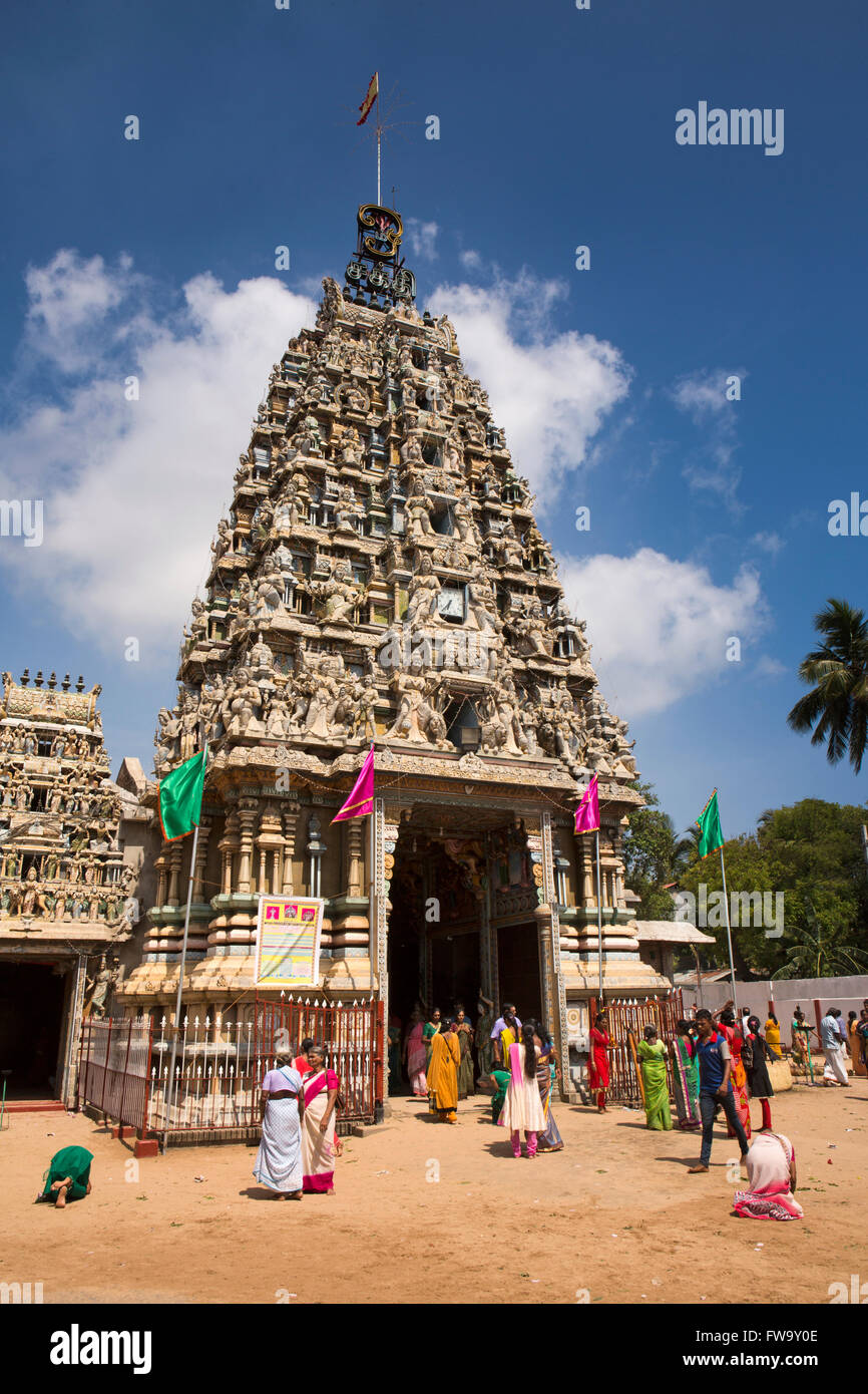 Sri Lanka, Trincomalee, Dockyard road, femmina devoti prostrarsi in corrispondenza Pillaiyar Kovil temple Foto Stock