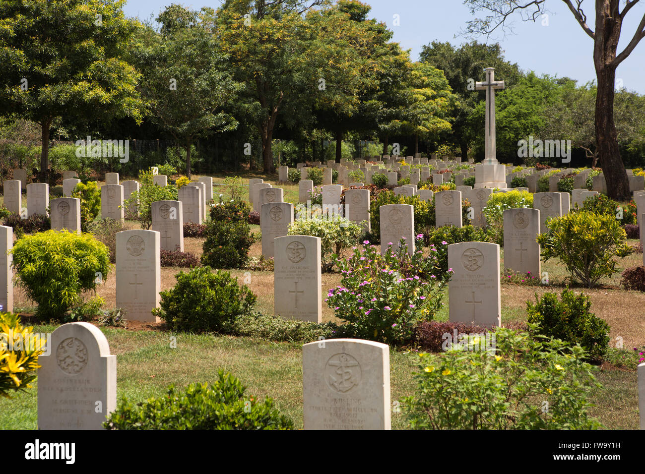 Sri Lanka, Trincomalee, Uppuveli, Commonwealth War Cemetery, tombe e croce principale memorial Foto Stock