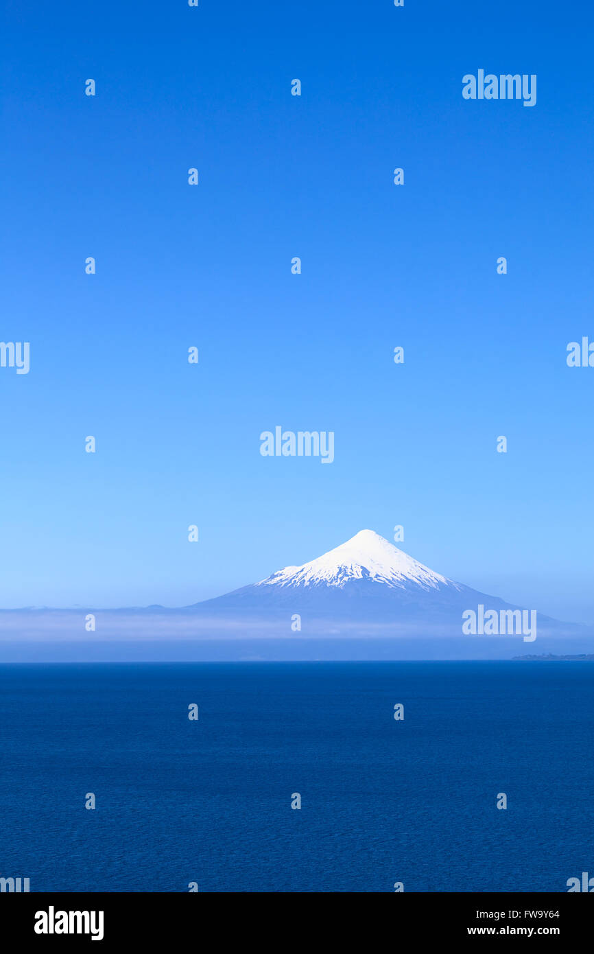 Vulcano Osorno e lago Llanquihue fotografata da Puerto Varas, Cile Foto Stock