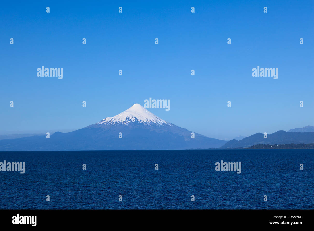 Vulcano Osorno e lago Llanquihue fotografata da Puerto Varas, Cile Foto Stock