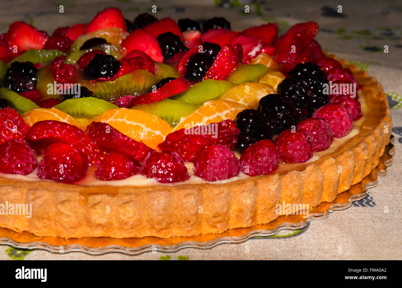 Bella torta alla frutta decorata con vari tipi di frutta Foto Stock