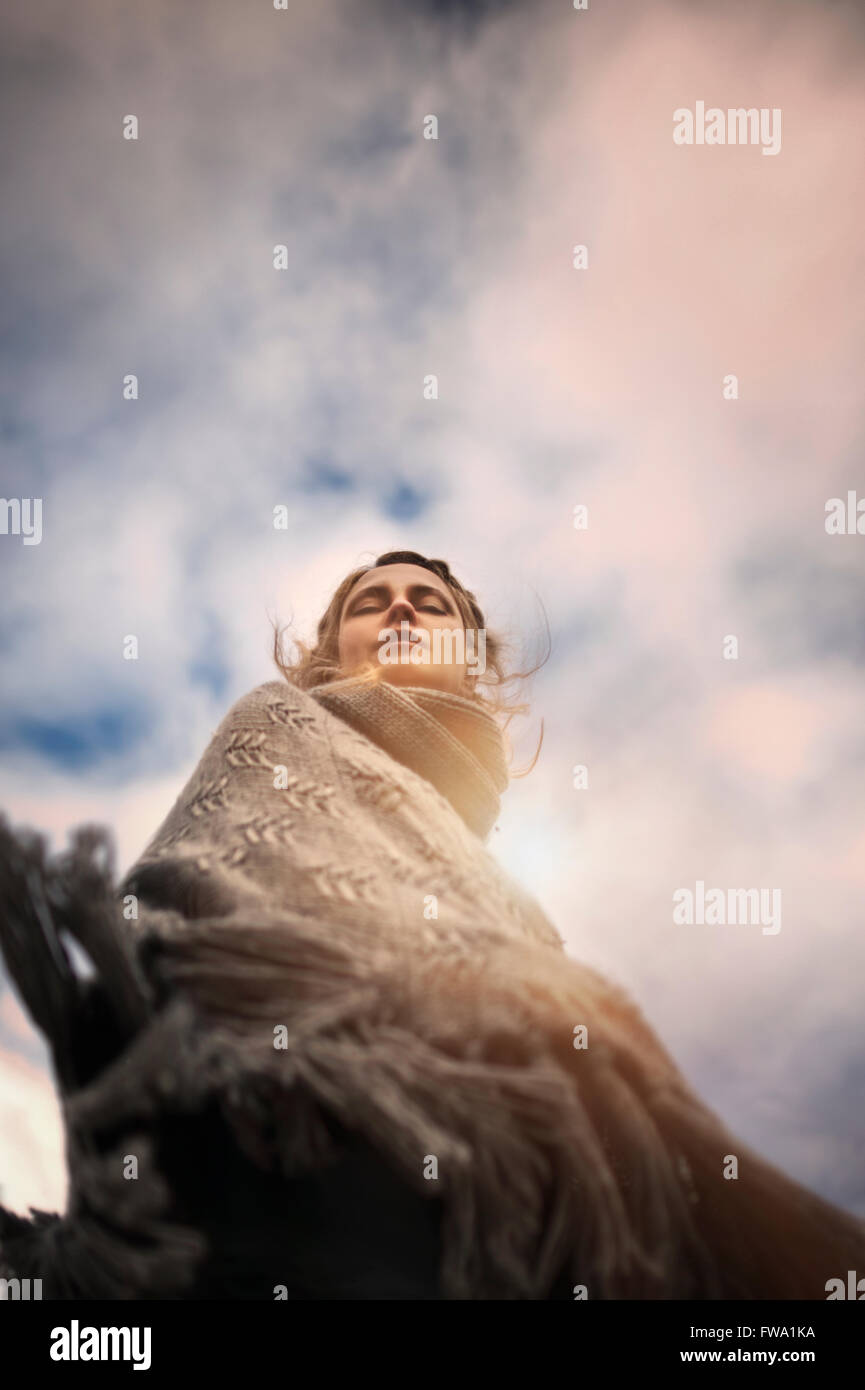 Ritratto artistico della donna dal di sotto Foto Stock