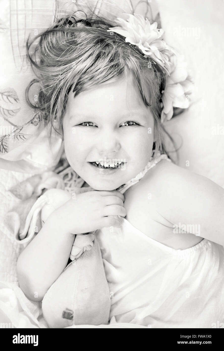 Ritratto di un felice piccola ragazza con un giocattolo Foto Stock