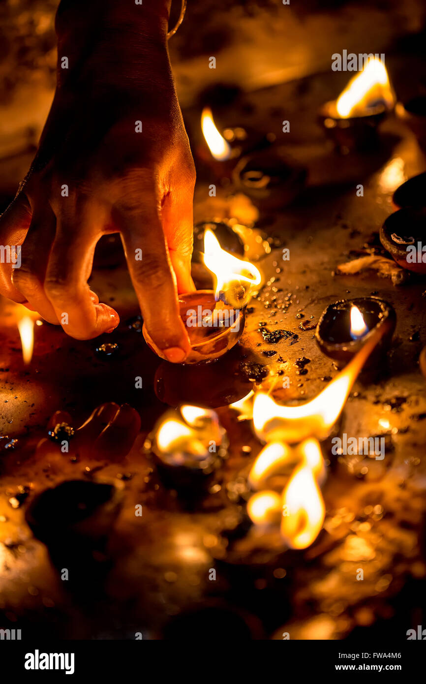 Candele accese nel tempio indiano. Diwali la festa delle luci. Avvertenza - autentica ripresa con ISO elevata a contestare l Foto Stock