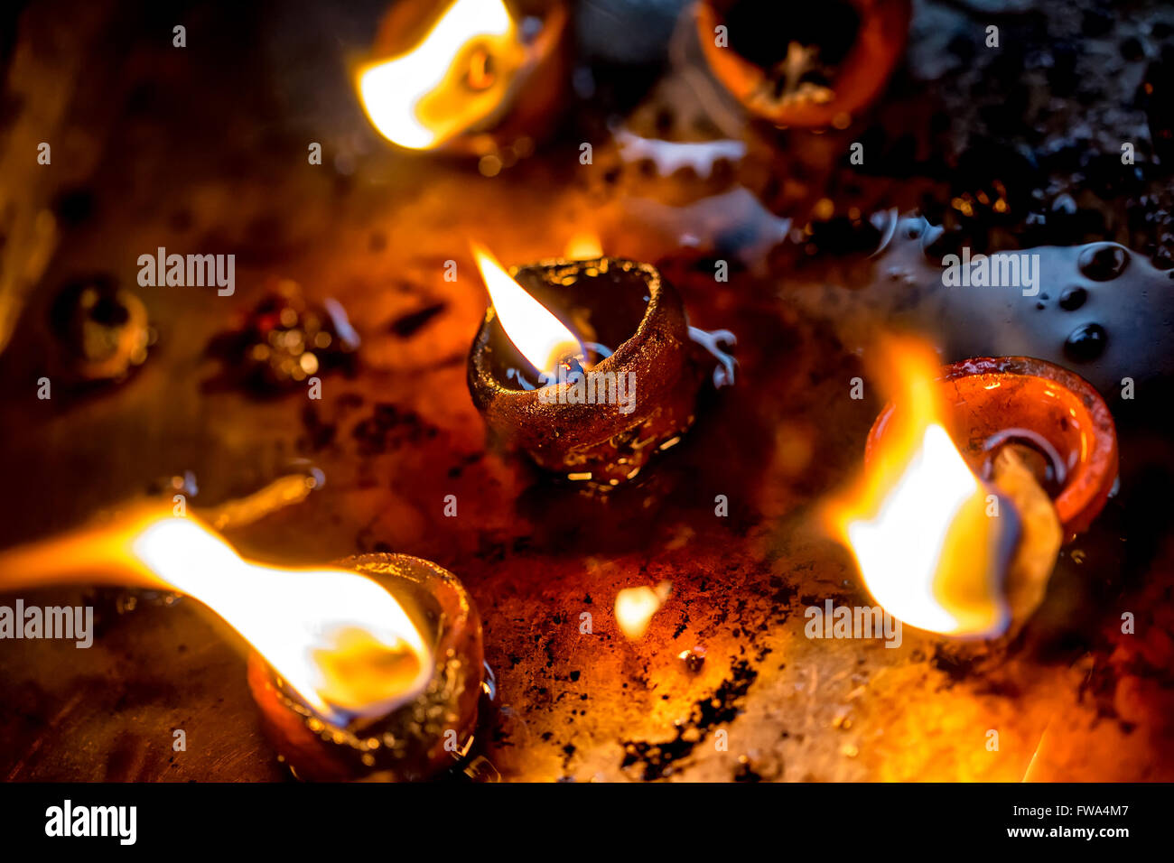 Candele accese nel tempio indiano. Diwali la festa delle luci. Avvertenza - autentica ripresa con ISO elevata a contestare l Foto Stock
