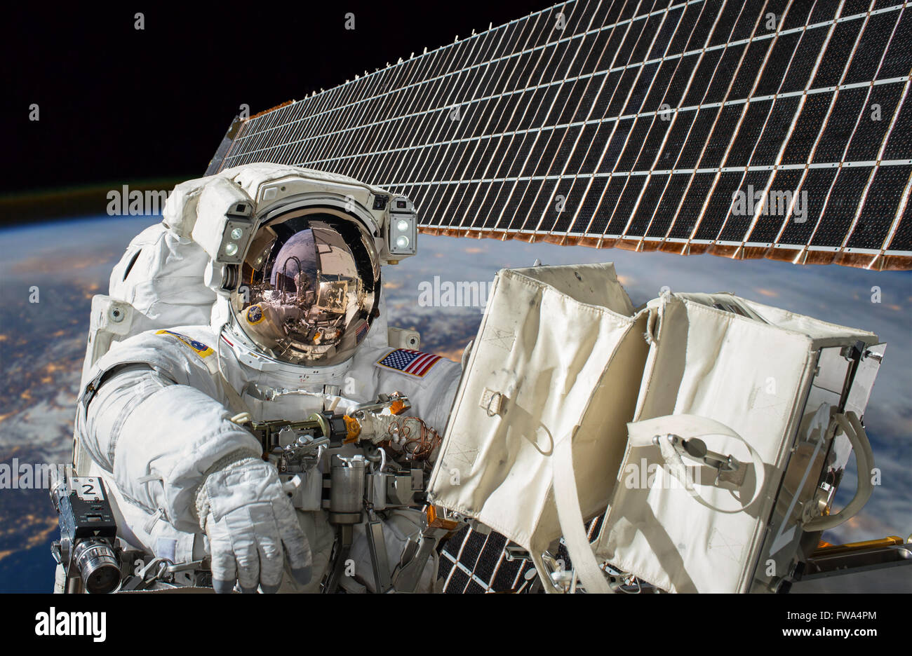 La stazione spaziale internazionale e astronauta nello spazio esterno oltre il pianeta Terra. Gli elementi di questa immagine fornita dalla NASA. Foto Stock