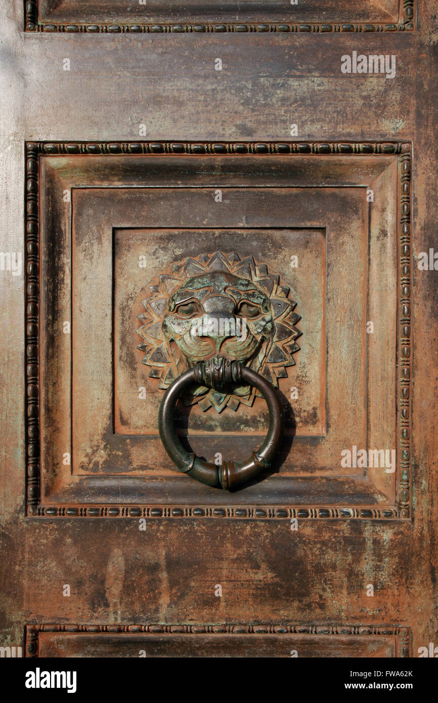 Tradizionale porta respingente in forma di una testa di leone Foto Stock