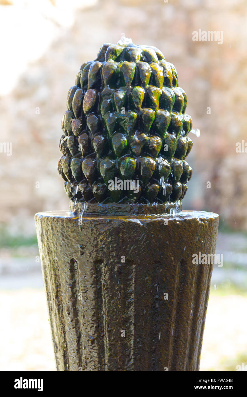 Piccola fonte di acqua scolpiti in pietra Foto Stock