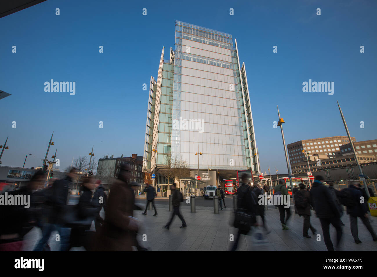 Londra, marzo 2016; le notizie palazzo visto dalla stazione di London Bridge Foto Stock