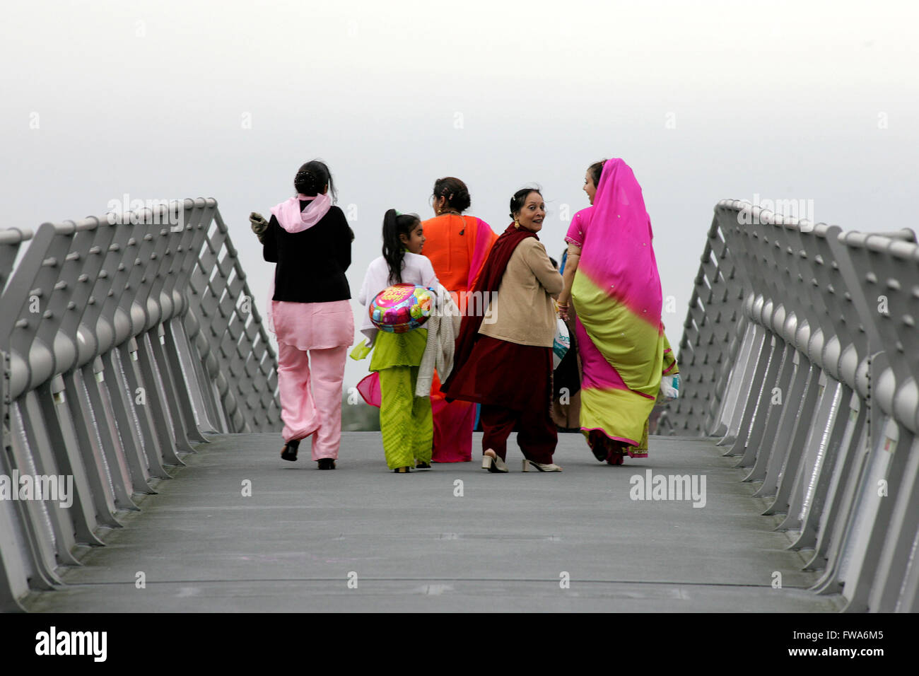 Donne asiatiche a piedi in Glasgow Foto Stock