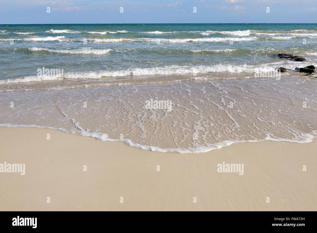 Onda di mare sulla spiaggia di sabbia in estate - puglia, Italia Meridionale Foto Stock