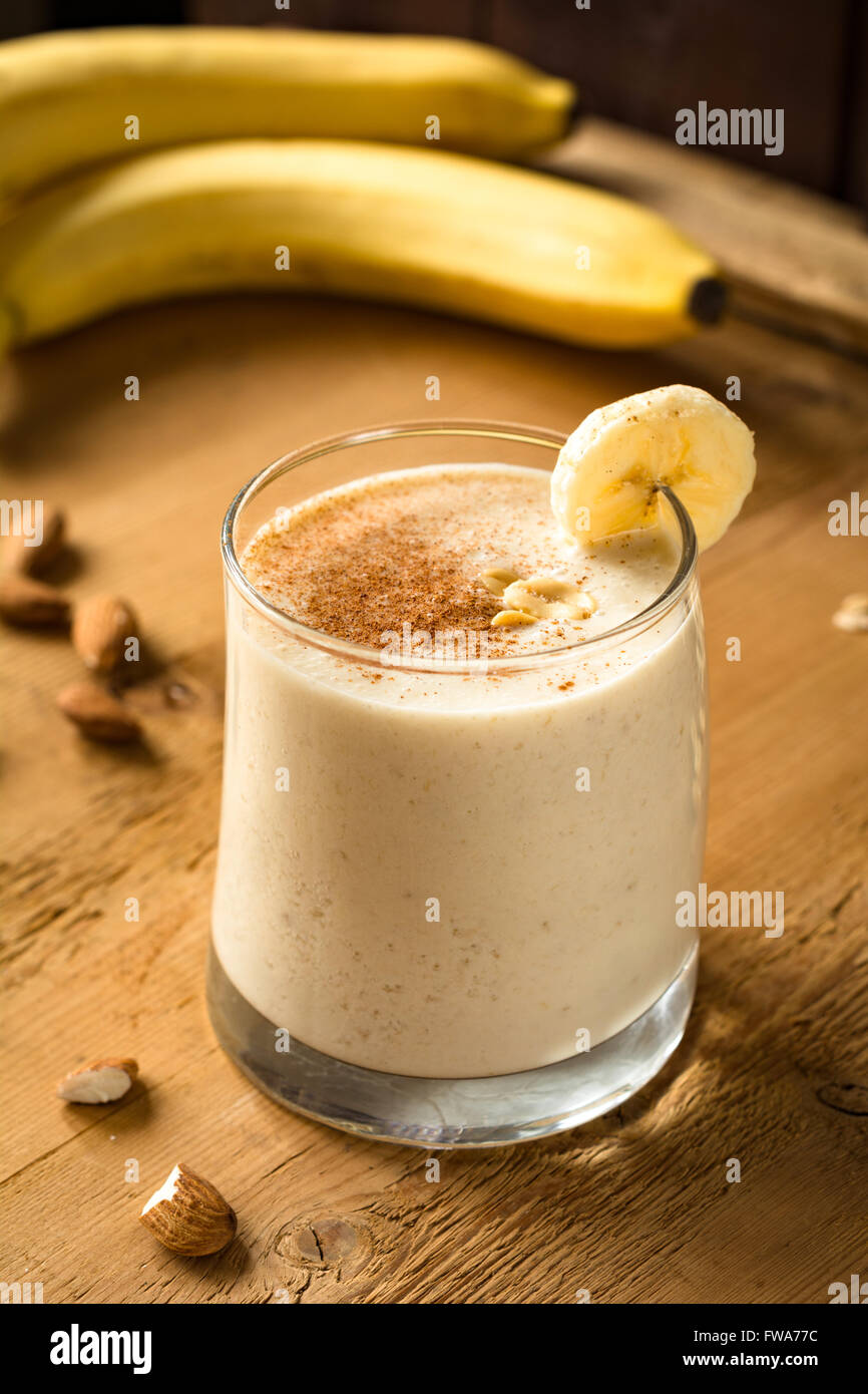 Banana cannella smoothie con burro di arachidi e avena in vetro / colazione sana nozione Foto Stock