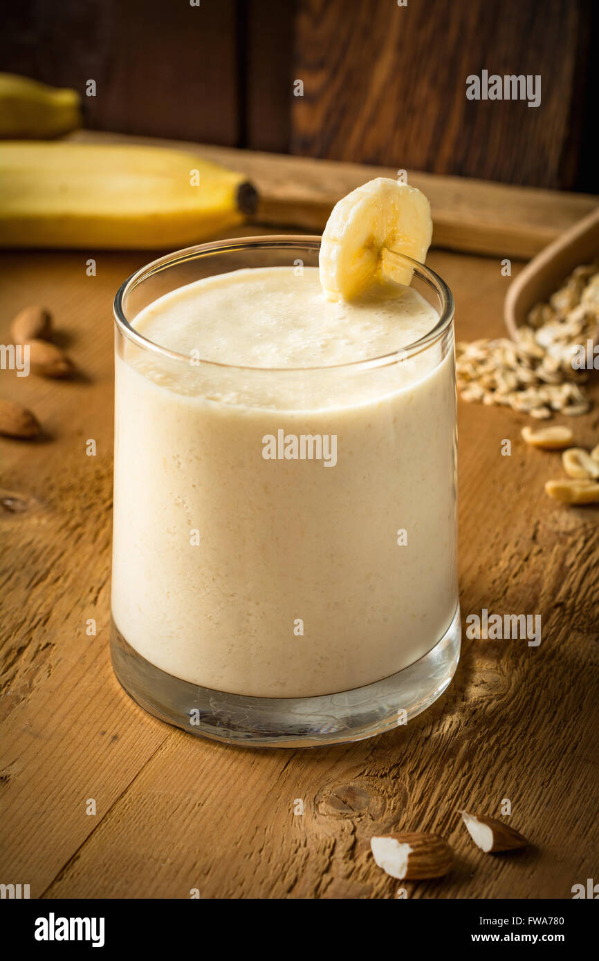 Banana cannella smoothie con burro di arachidi e avena in vetro / colazione sana nozione Foto Stock