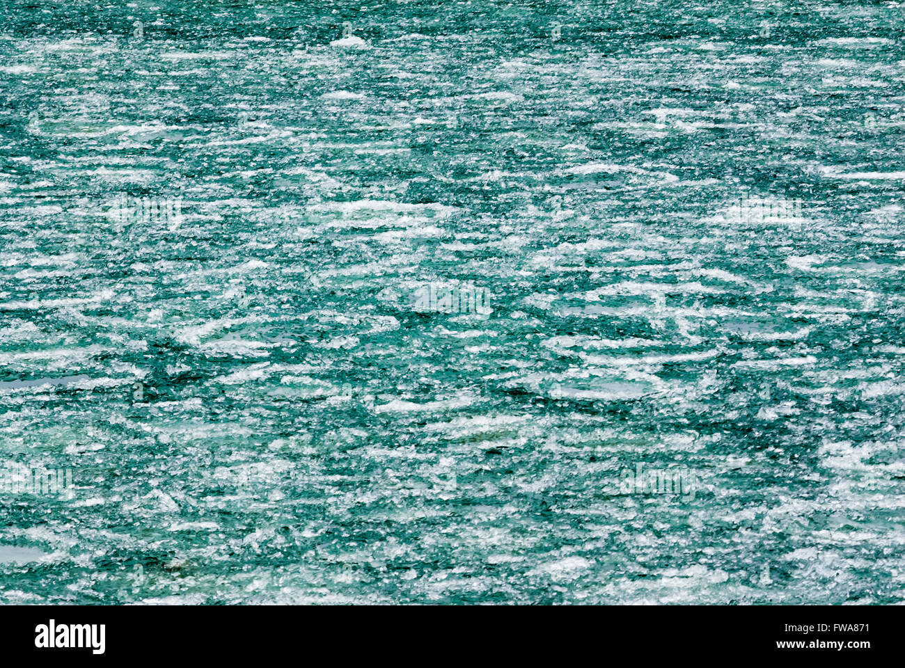 Abstract di sfondo bianco e verde di formazioni di ghiaccio sul fiume. Foto Stock