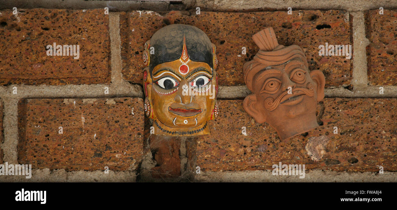 Maschera tradizionale o maschera in ceramica o decorazioni a parete poste sulla parete. Maschera-facendo, una forma d'arte tradizionale che è stata parte integrante di Raghurajpur, Puri, India Foto Stock