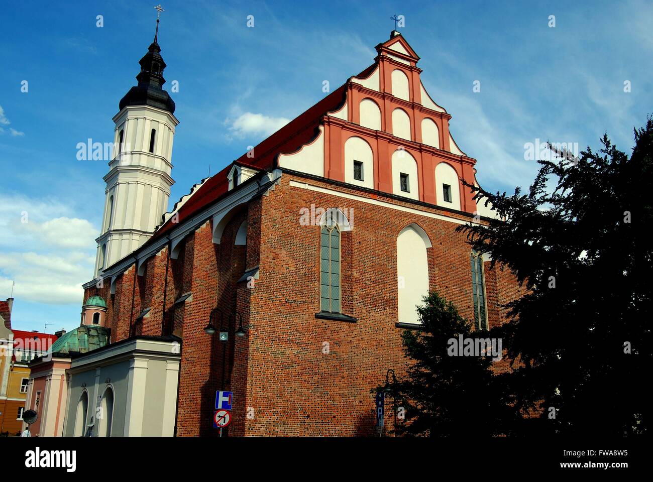 Opole, Polonia: facciata barocca del originali del XIV secolo in mattoni chiesa francescana Foto Stock