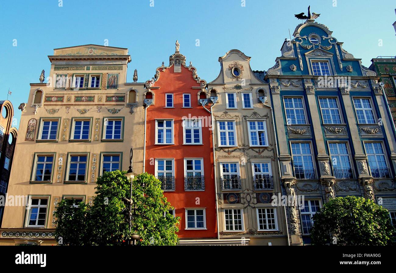 Gdansk, Polonia fila di finemente restaurata del xviii secolo palazzi barocchi con esclusivo gables, finials, e sculture Foto Stock