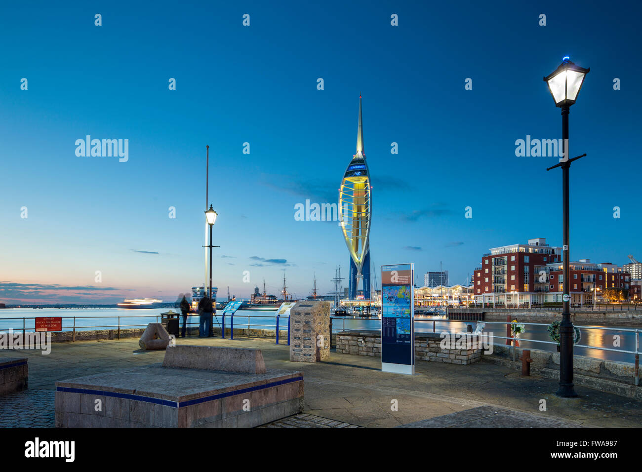 Cala la notte nel porto di Portsmouth, Regno Unito. Foto Stock