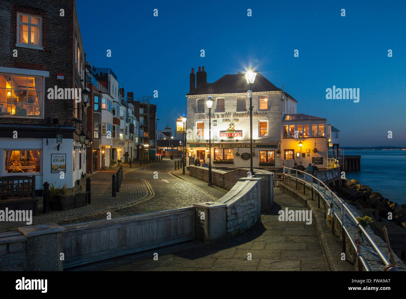 La notte scende nella vecchia Portsmouth, Hampshire, Inghilterra. Foto Stock