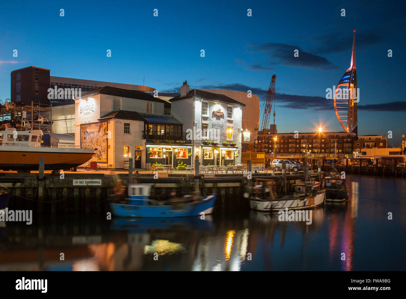 La notte scende nella vecchia Portsmouth, Hampshire, Regno Unito. Spinnaker Tower in background. Foto Stock
