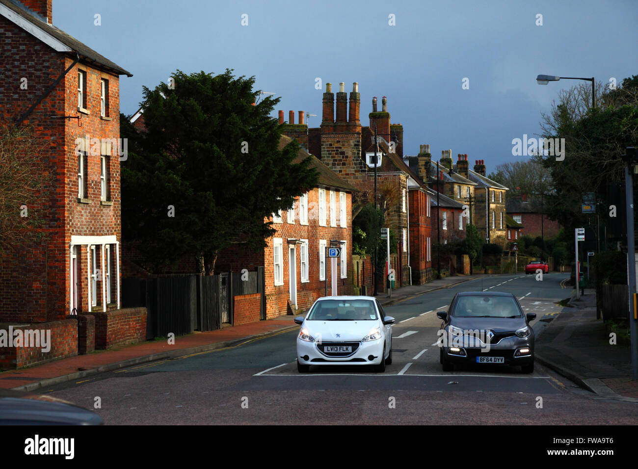 Automobili in attesa al semaforo per immettere High Street a Hadlow Road, Tonbridge, Kent, Inghilterra Foto Stock