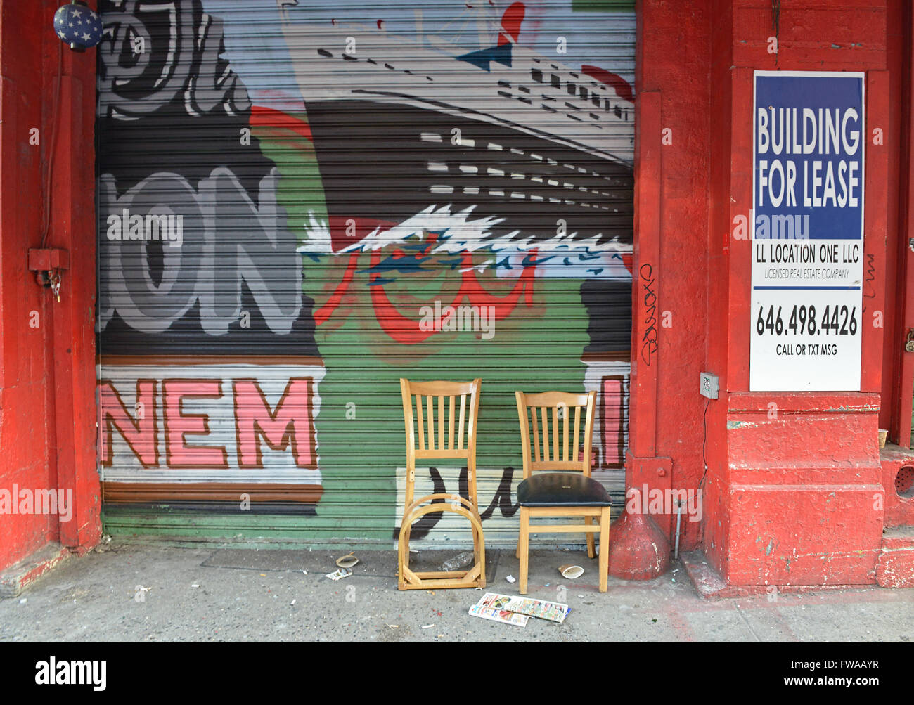 Negozio chiuso per le strade di New York, ante dipinte, con due sedie vuote Foto Stock