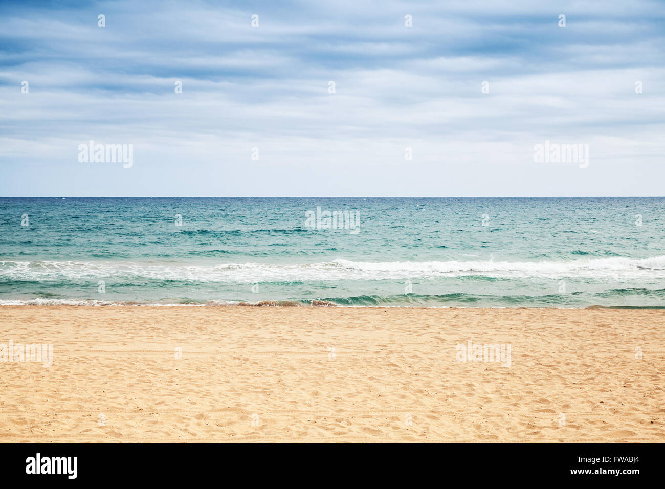 Vuoto spiaggia sabbiosa. Mare Mediterraneo costa sotto il cielo nuvoloso, naturali foto di sfondo Foto Stock