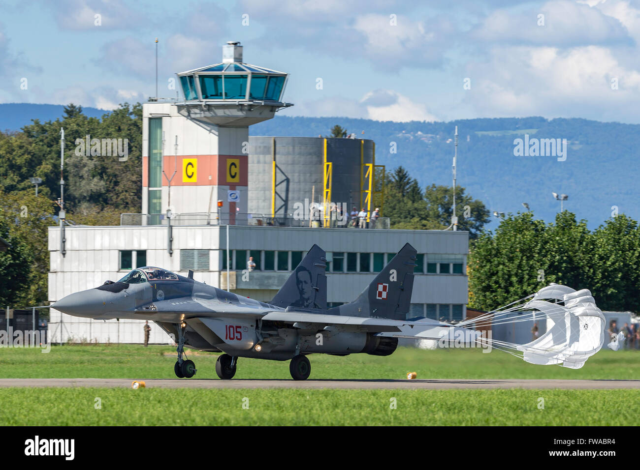 Mikoyan-Gurevich MiG-29un fighter aircraft dal polacco Air Force il rallentamento sulla pista con un drogue scivolo Foto Stock