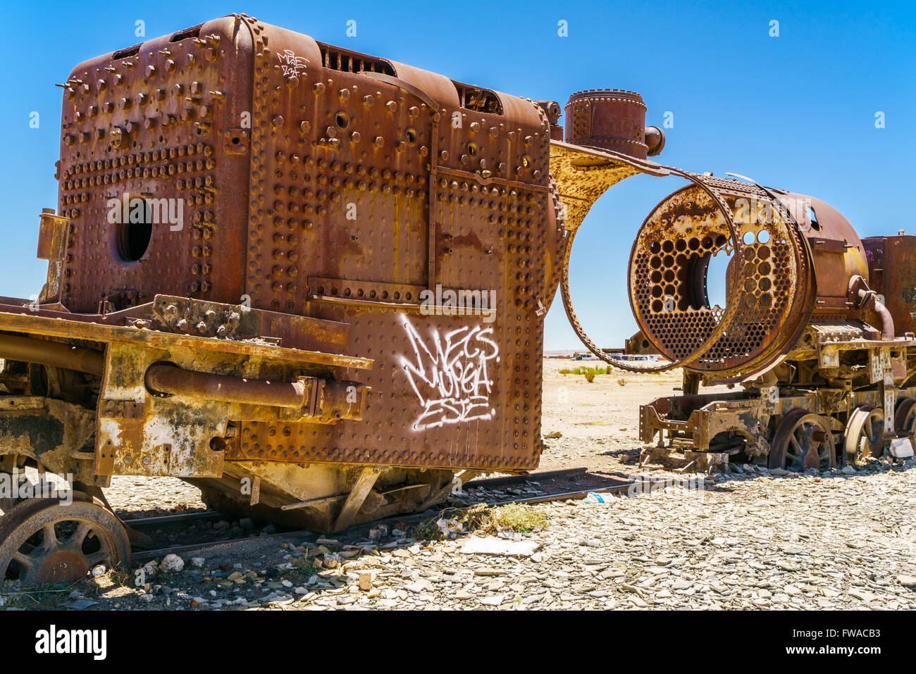 Rusty vecchio treno a vapore nel deserto di Uyuni, Bolivia Foto Stock