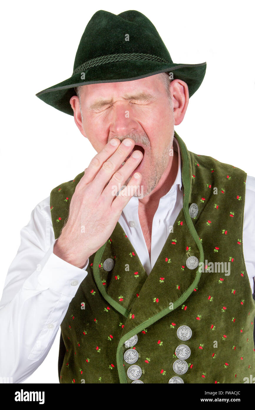 Ritratto di stanchi sbadigli uomo che indossa tradizionali bavaresi vestiti Foto Stock
