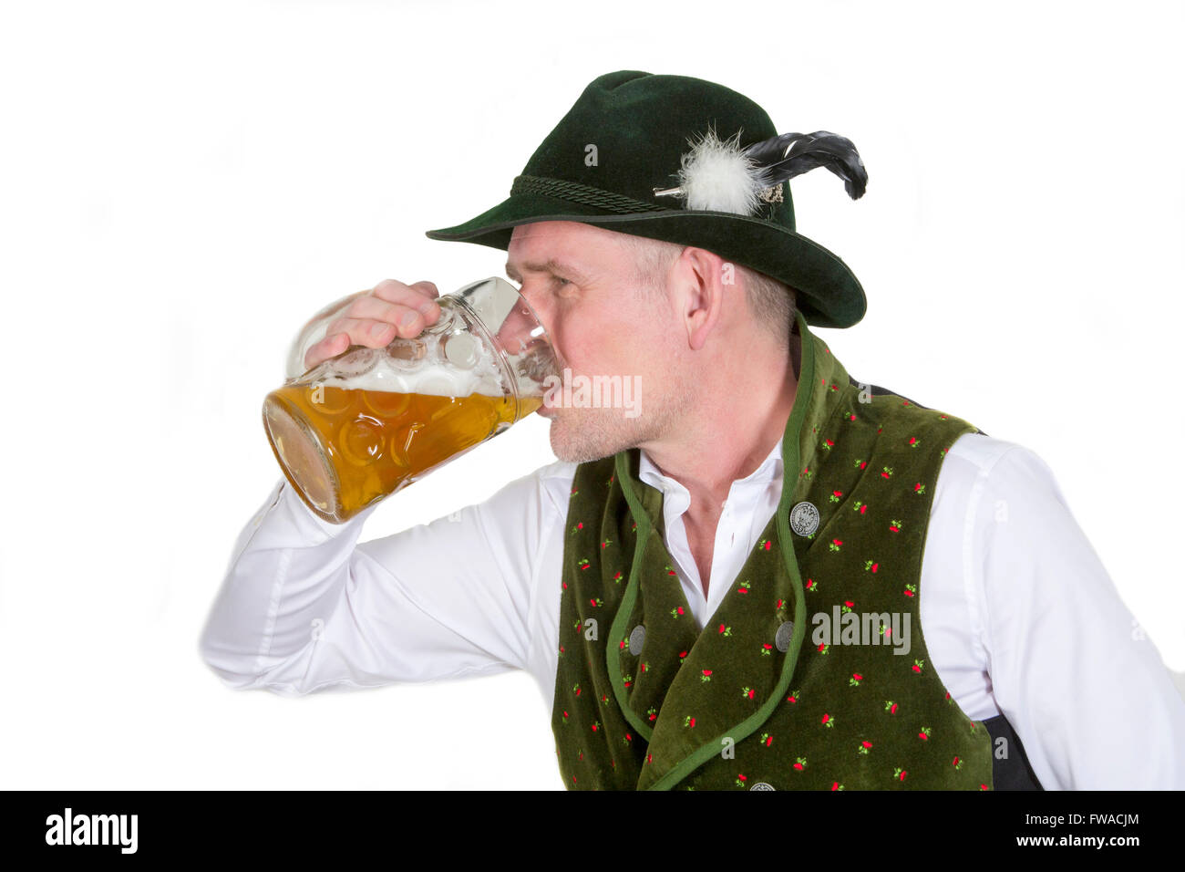 Uomo bavarese in tradizionali abiti bavarese di bere birra Foto Stock