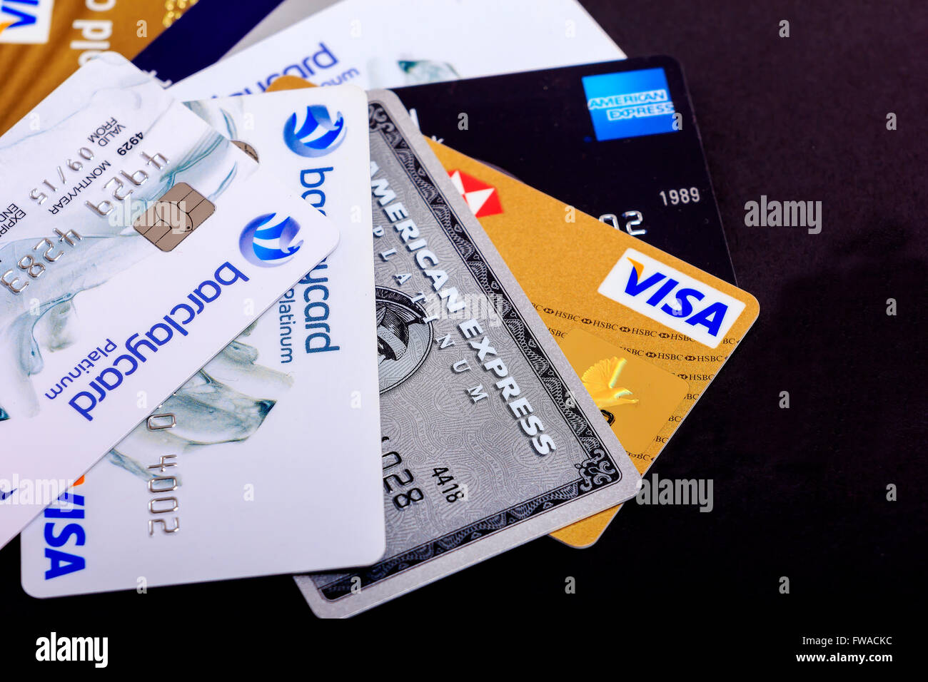 Selezione di carte di credito e carte di credito spread su sfondo nero. Foto Stock