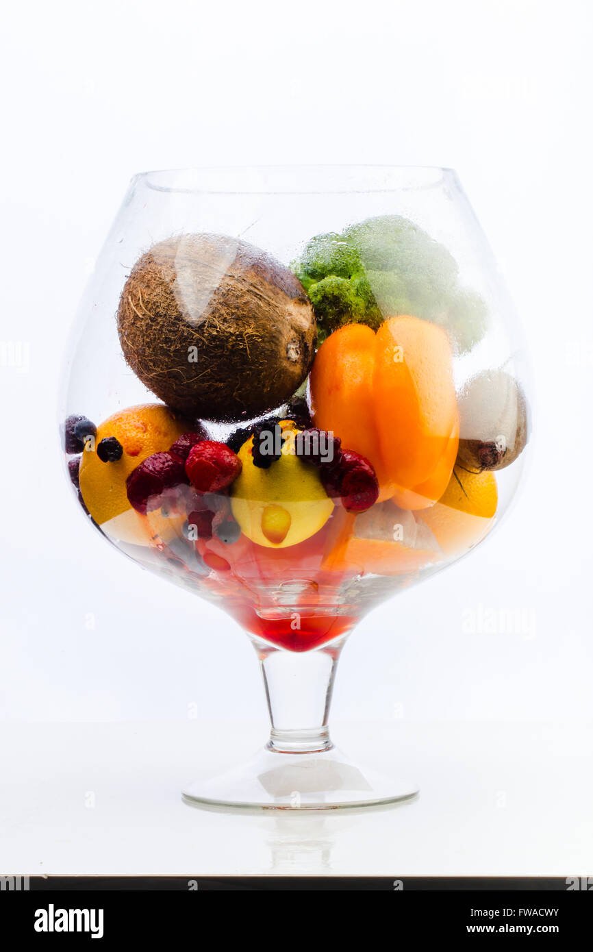 Acquario con cibo sano, frutta e verdura e bacche (fragole, fragola, lampone, noce di cocco, broccoli, pepe, oran Foto Stock