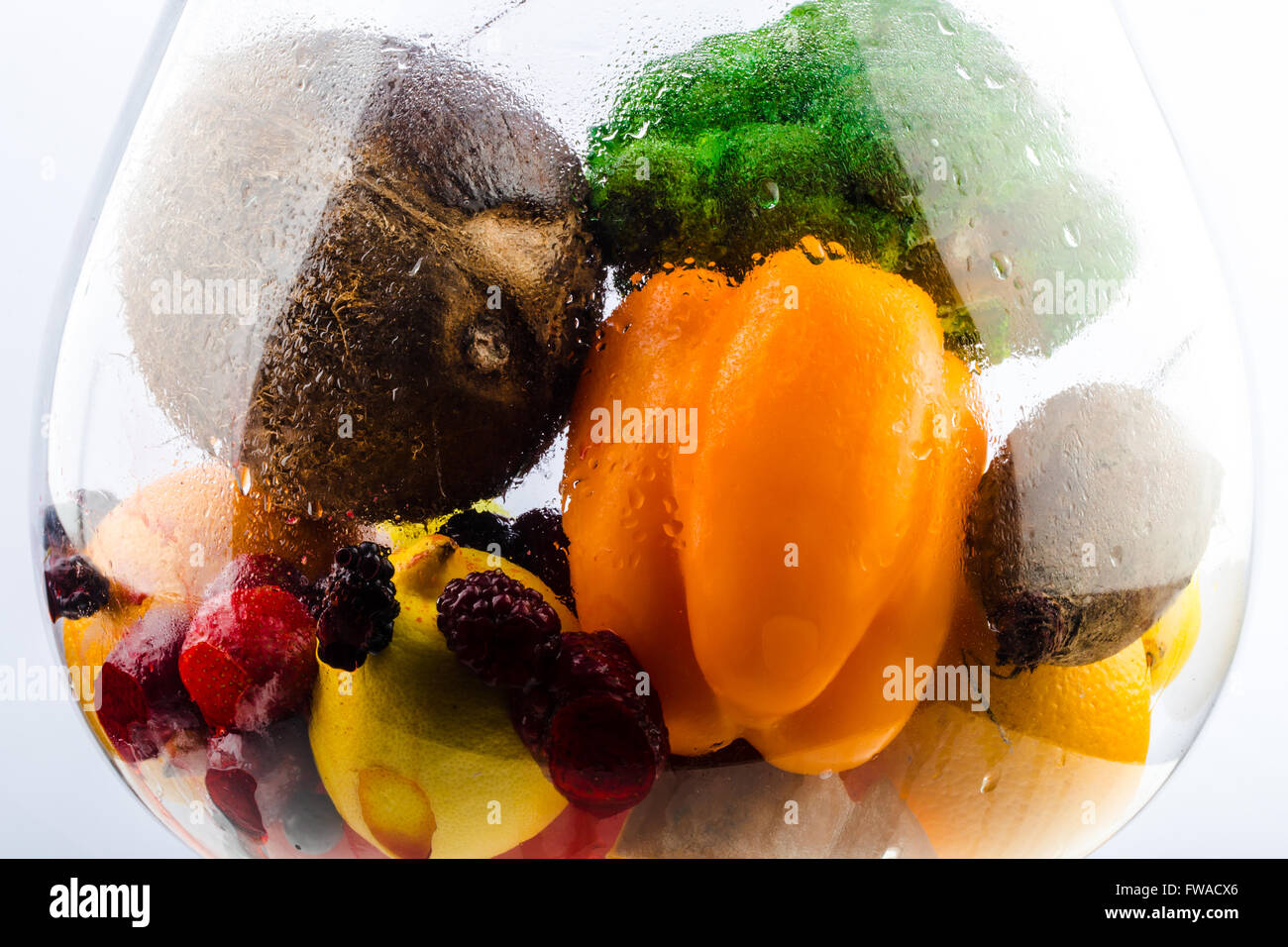 Acquario con cibo sano, frutta e verdura e bacche (fragole, fragola, lampone, noce di cocco, broccoli, pepe, oran Foto Stock