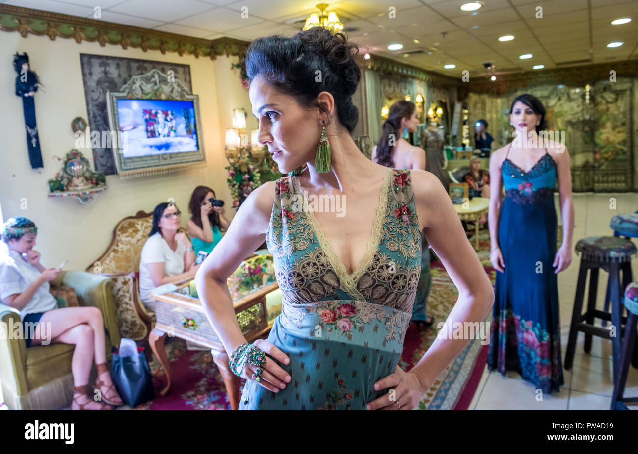 Private fashion show nel centro visitatori chiamato Il Mondo di Michal Negrin in Bat Yam city, Israele Foto Stock