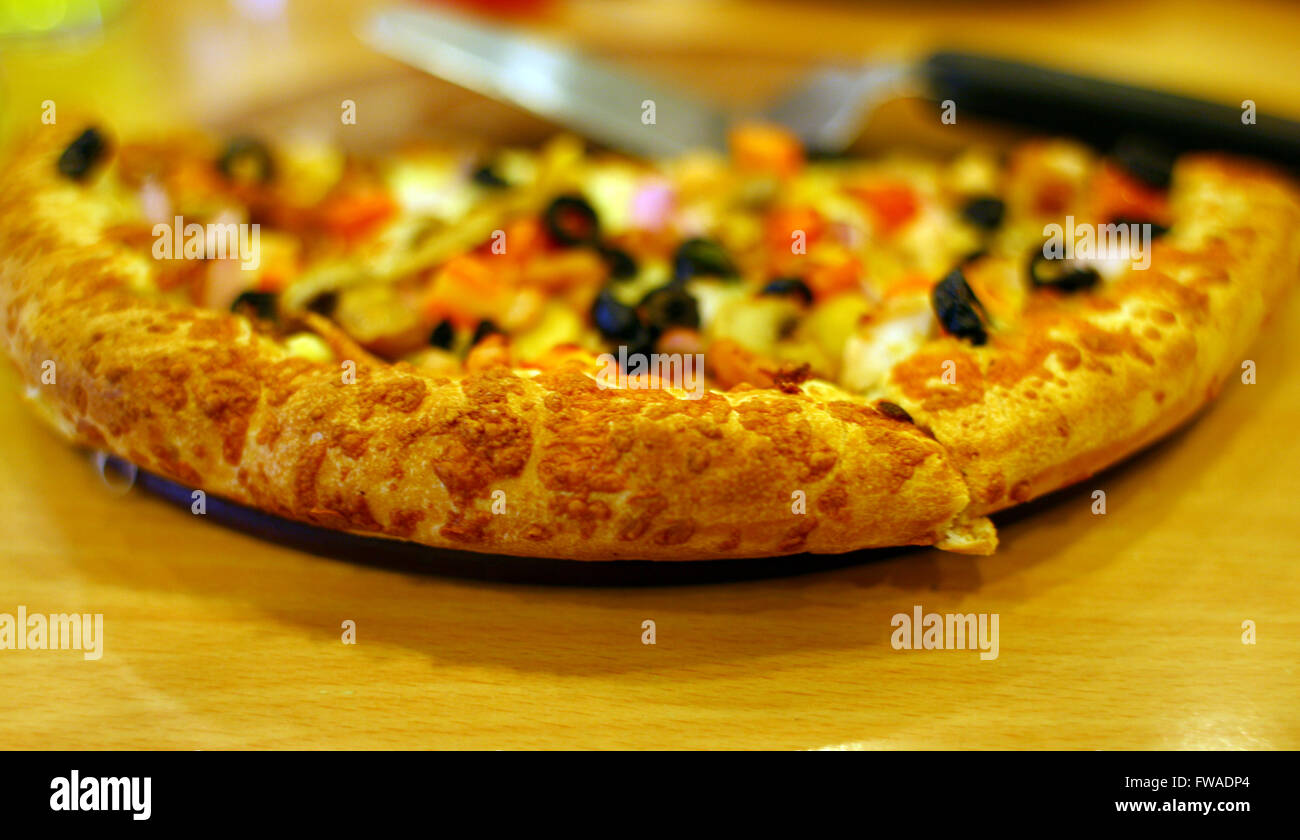 Pizza con formaggio e pizza pala sul tavolo di legno sfondo Foto stock -  Alamy